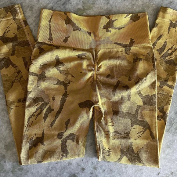 Gymshark Adapt Camo Seamless Savannah Yellow - Picture 2 of 4
